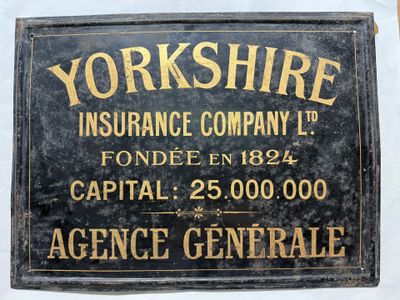 enseigne d'une compagnie d'assurance du Yorkshire sur la façade d'un immeuble