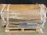 une palette remplie de cartons, placée sur une autre palette dans un entrepôt