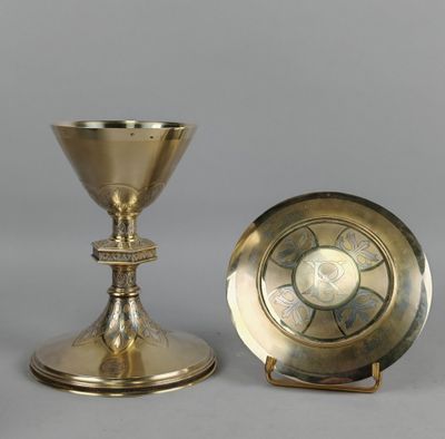 deux bougeoirs en laiton et un plat en argent sur fond gris