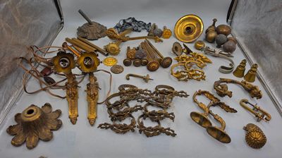 beaucoup d'objets en or qui sont posés sur la table