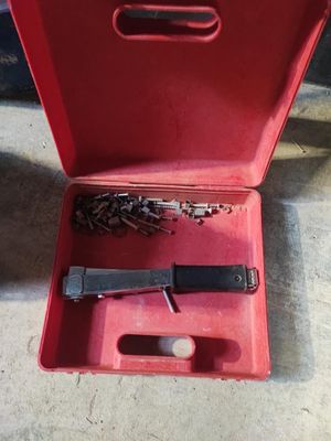 une boîte rouge contenant un couteau et d'autres objets