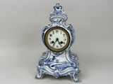 une horloge bleue et blanche posée sur une table
