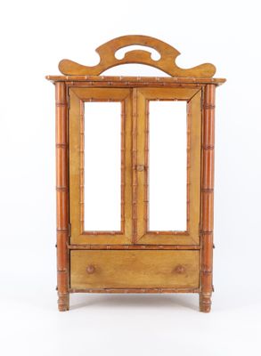 une armoire en bois à deux portes avec un miroir