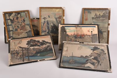 six tableaux encadrés représentant des scènes asiatiques sont exposés sur une surface blanche