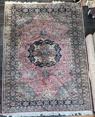 une photo d'un tapis posé sur le sol dans un salon
