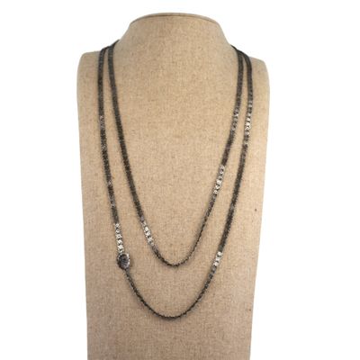 gros plan d'un mannequin portant un collier