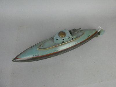 un bateau miniature posé sur une surface blanche