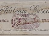 une boîte de vin posée sur une table