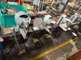 une machine posée sur une table dans une usine