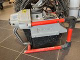 a machine that is sitting on the floor in a room