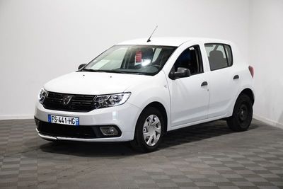 la dacia blanche est garée dans une pièce au sol en damier