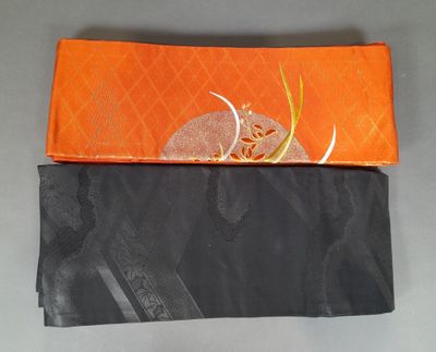 pochette orange et noire ornée d'un motif sur le devant
