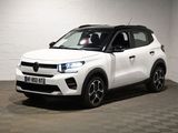 le 4x4 blanc est garé dans une grande pièce au sol en damier