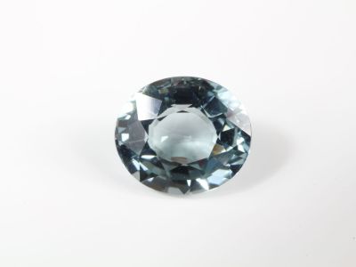 un gros plan d'un diamant bleu sur une surface blanche