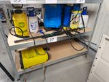 une étagère sur laquelle sont disposés de nombreux objets différents