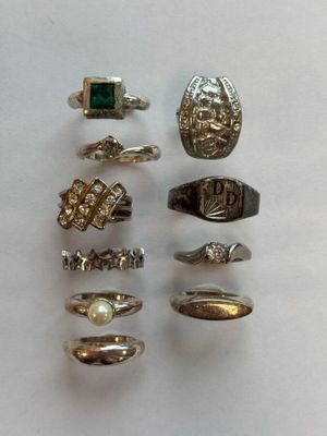Plusieurs anneaux de formes variées sont disposés sur une surface blanche.