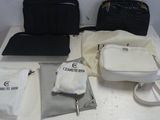 une table sur laquelle sont posés de nombreux sacs