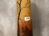 un vase sur lequel figure l'image d'un arbre