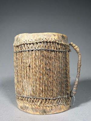 Travail africain. Tambour cylindrique en bois avec peau tend…