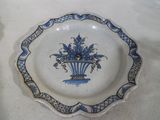 une assiette bleue et blanche ornée d'une composition florale