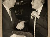 deux hommes en costume-cravate assis l'un à côté de l'autre