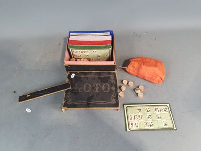 une petite boîte contenant de nombreux objets