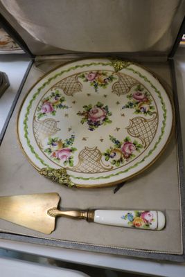 une assiette et une spatule dans une boîte posée sur une table