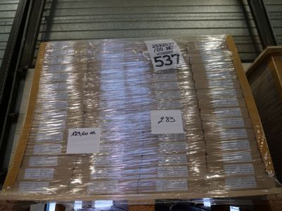 une palette remplie de cartons sur lesquels sont apposées des étiquettes de prix