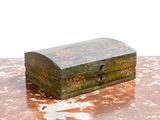 une petite boîte en bois posée sur une table en marbre