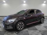 une voiture noire est garée sur le sol en damier d'un garage