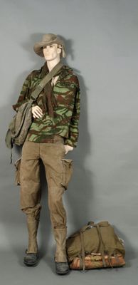 FRANCE. COMMANDO de l'AIR. Mannequin en tenue camouflée, ave…