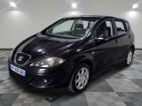 la photo d'une voiture noire garée dans un garage