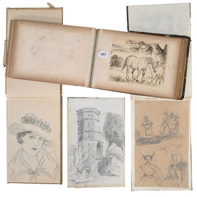 plusieurs vieux livres sur lesquels figurent des dessins représentant des personnes et des animaux