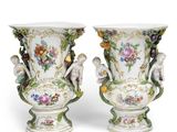 une paire de vases ornés d'oiseaux et de fleurs sur fond blanc