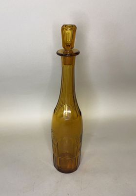 Une CARAFE en verre teinté jaune à pans coupés et gravée Mes…