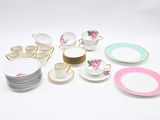 beaucoup d'assiettes et de tasses sur la table