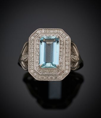 gros plan d'une bague avec une topaze bleue entourée de diamants
