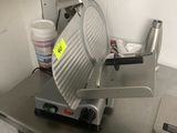 une machine posée sur une table dans une cuisine