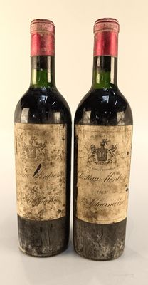 deux bouteilles de vin posées l'une à côté de l'autre sur une surface blanche
