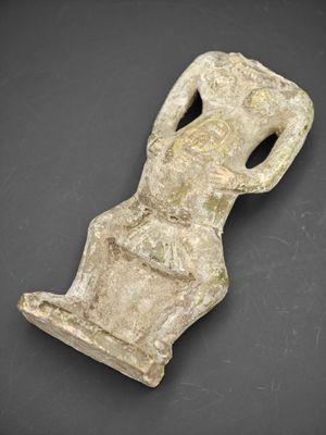 une ancienne statue en pierre représentant une femme tenant un vase