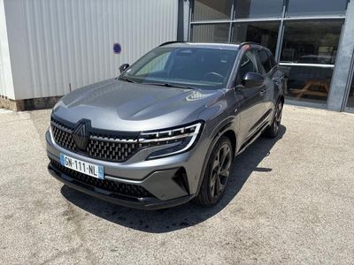 un SUV gris garé devant un immeuble