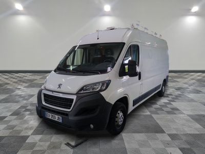 la camionnette blanche est garée dans une grande pièce au sol en damier