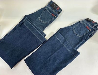 deux paires de jeans Levi's sur fond blanc