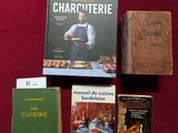 plusieurs livres posés sur une table recouverte d'un tissu rouge et d'une nappe rouge