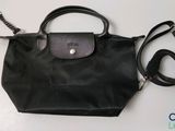 Longchamp en cuir noir avec des finitions argentées