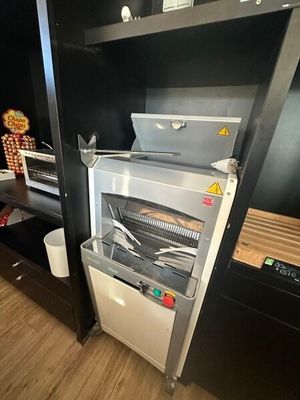 une petite cuisine équipée d'une cuisinière et d'un réfrigérateur