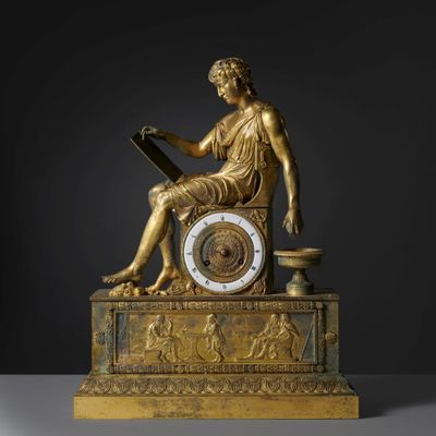 une image représentant une statue en or d'une femme assise au sommet d'une horloge