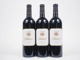 trois bouteilles de vin rouge posées l'une à côté de l'autre sur une surface blanche
