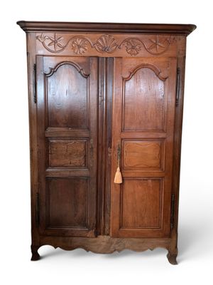 une vieille armoire en bois munie d'une porte et d'une poignée