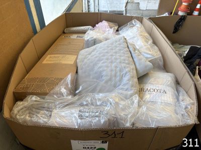 une boîte en carton remplie d'oreillers et d'autres objets